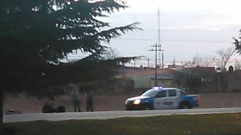 Se peleó con los amigos en Cutral Co, les sacó el auto, perdió el control y volcó camino a Zapala