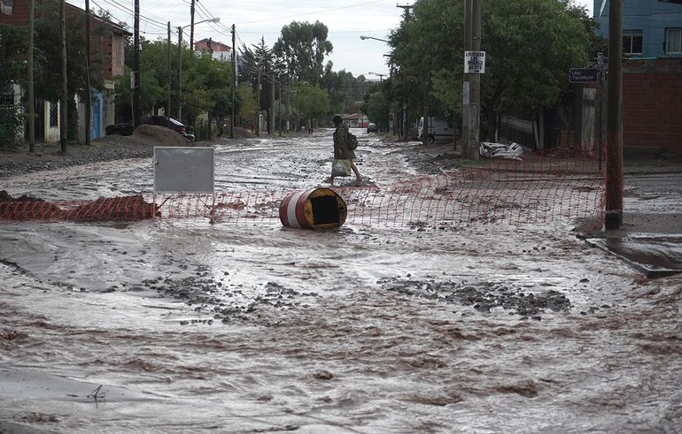 Un mediodía pasado de agua en Neuquén: inundaciones, olas y bronca