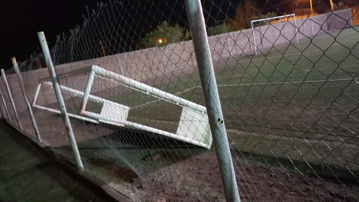 El viento tiró un arco y casi aplasta a una jugadora de hockey