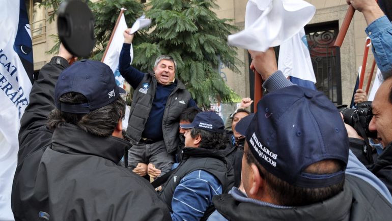 Manuel Arevalo festeja la firma del primer Convenio Colectivo de Trabajo. Manuel Arevalo festeja la firma del primer Convenio Colectivo de Trabajo.