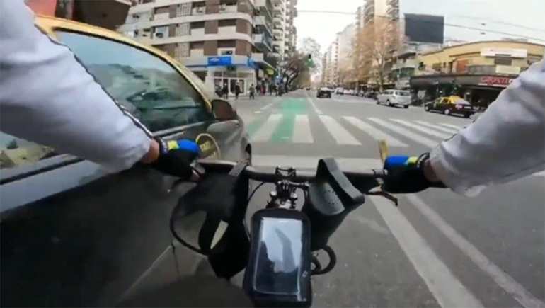 Bicibandido, el polémico ciclista que se filma chocando autos