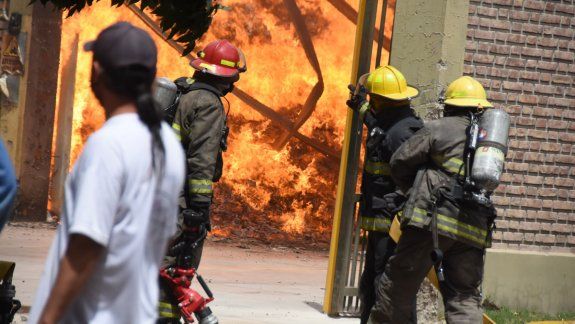 Las impactantes fotos del incendio en la empresa Cervi