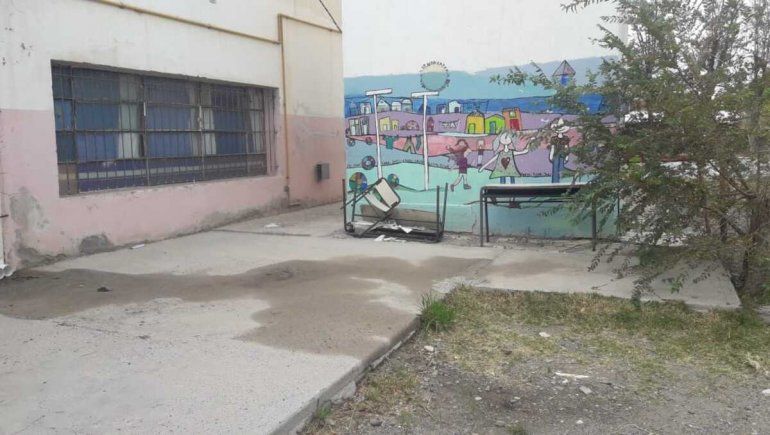 Reclaman clases presenciales en la Escuela 60 de Plottier