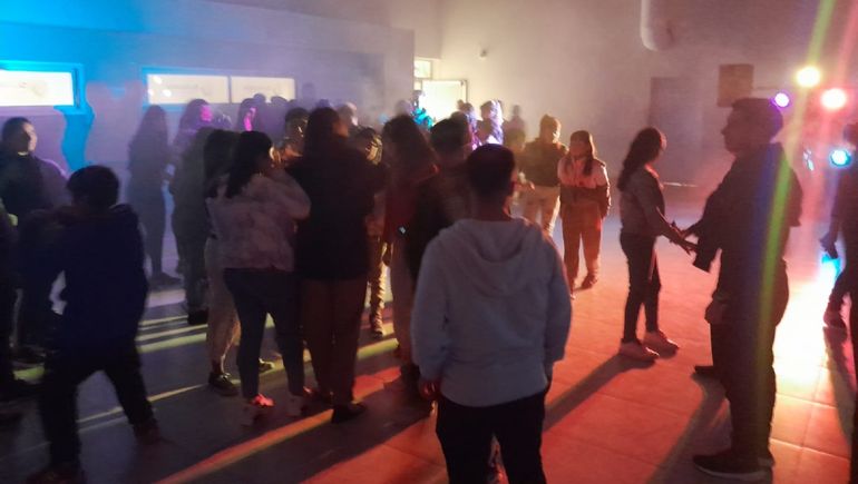 Las matiné son para que los adolescentes que no tienen edad para ir a bailar a discotecas puedan ir a divertirse. Las matiné son para que los adolescentes que no tienen edad para ir a bailar a discotecas puedan ir a divertirse.