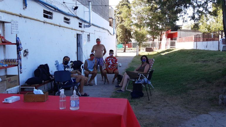 Villa, junto al equipo de trabajo, controlando el acceso a la pileta.