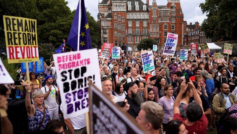 Británicos salieron a las calles a defender a su Parlamento