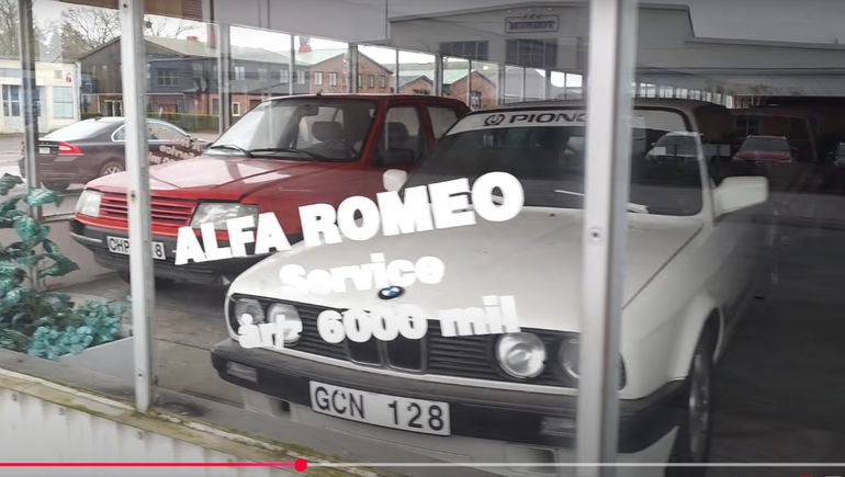Un BMW exhibido en una concesionaria que lleva 20 años sin ser abierta. 