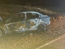 impactante incendio en ruta 17: un auto se prendio fuego y quedo destruido impactante incendio en ruta 17: un auto se prendio fuego y quedo destruido