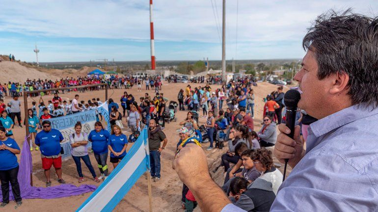 Gaido prometió dos canchas de fútbol para el oeste