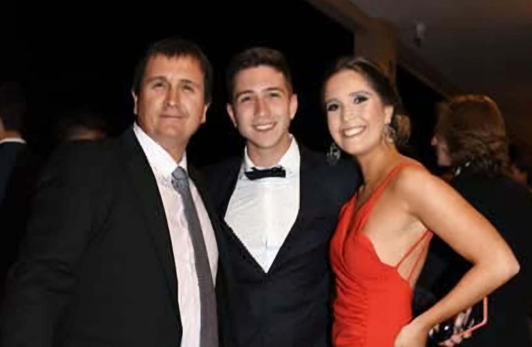 Román tiene dos hijos,  Matías, de 29 años y Bárbara, de 24 (le queda un año para recibirse de psicóloga), con li cuales tiene una relación 