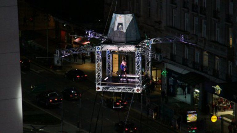 Mora Godoy bailó tango a 70 metros de altura.