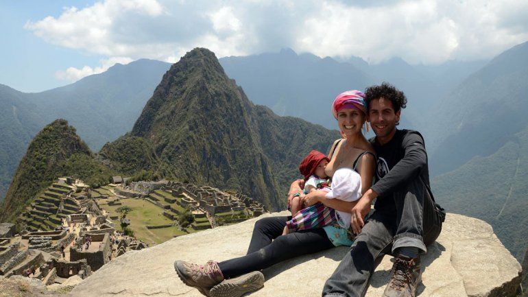 Jeremías Mora y Andrea Cazaux junto a las mellis durante el viaje.