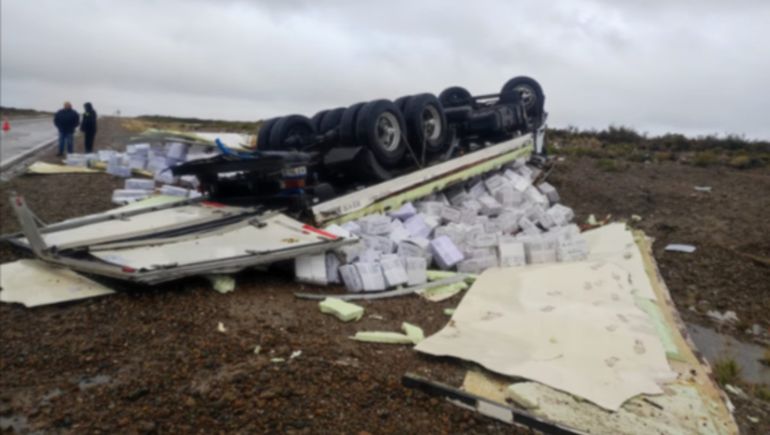 Diez toneladas de langostinos desparramados en la ruta 3: el temporal volteó un camión en Chubut