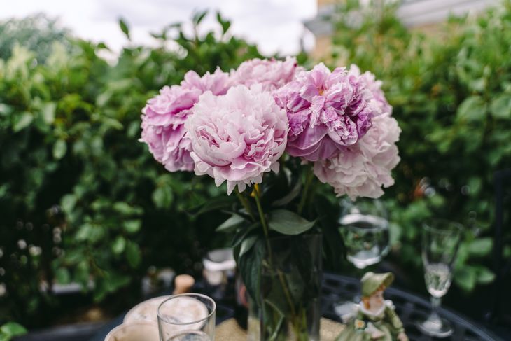 Las notas florales en los vinos son aromas primarios asociados a las variedades. Las notas florales en los vinos son aromas primarios asociados a las variedades.