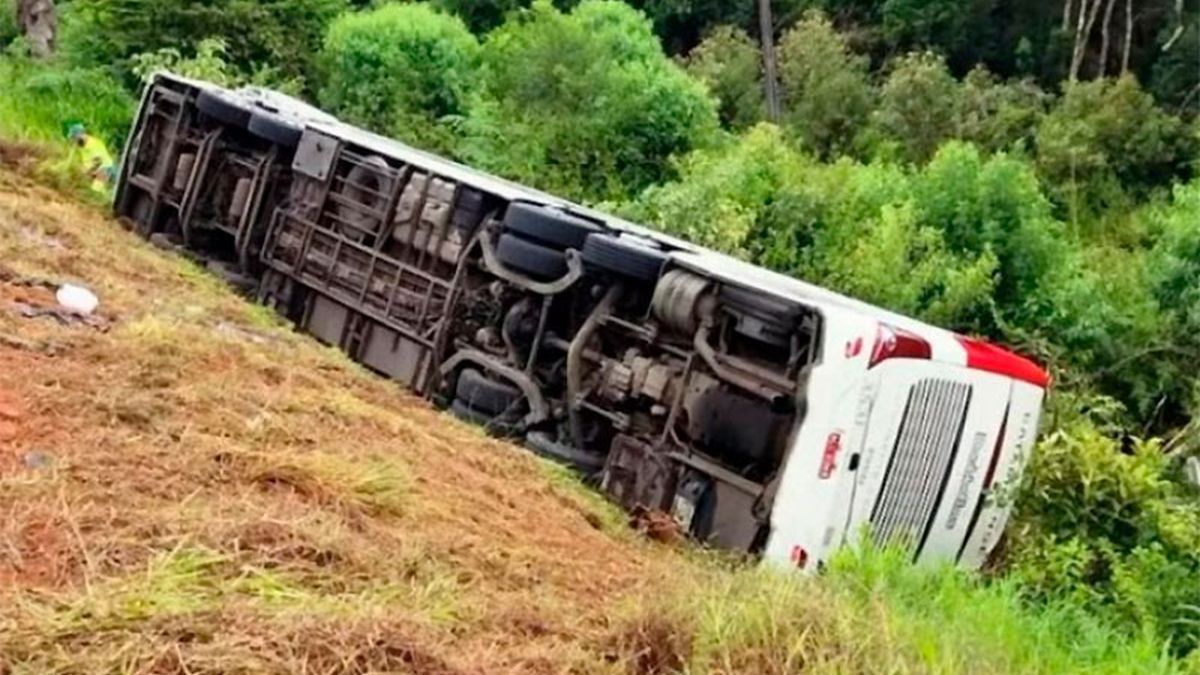 Ya son cinco los argentinos muertos tras el vuelco de un micro en Brasil