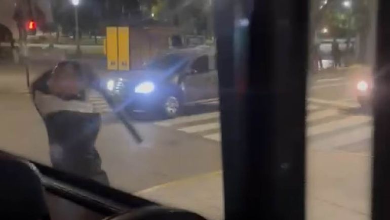 Un día de furia en Constitución: un hombre sacó un fierro del baúl de su auto y comenzó a romper los espejos y las ventanillas del colectivo.