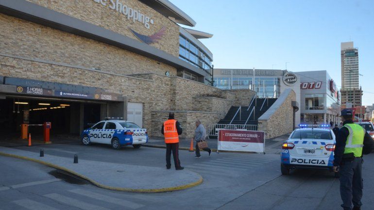 Evacuaron el Alto Comahue Shopping por una amenaza de bomba