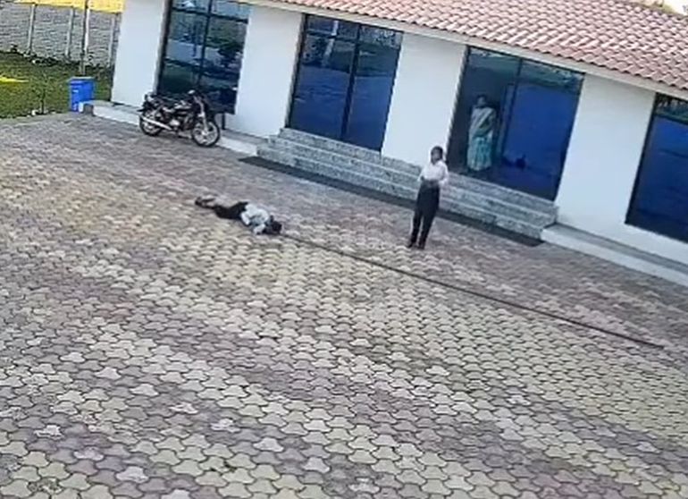 Dos mujeres miran desesperada a la víctima tras recibir la descarga eléctrica mortal en el hotel de India. Dos mujeres miran desesperada a la víctima tras recibir la descarga eléctrica mortal en el hotel de India.