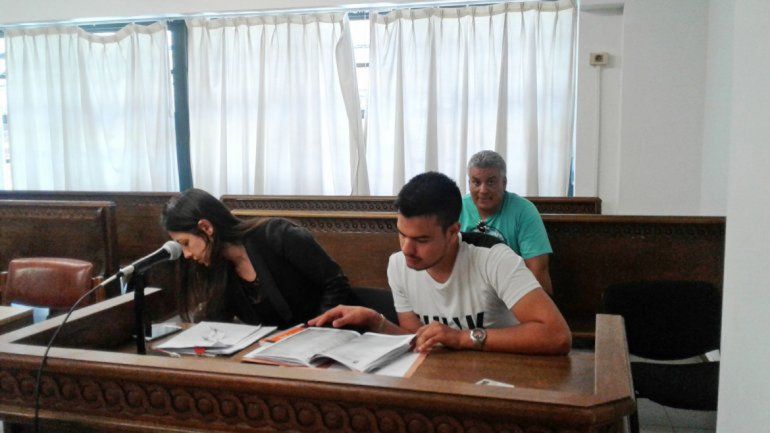 Mauro Machado mirando su legajo