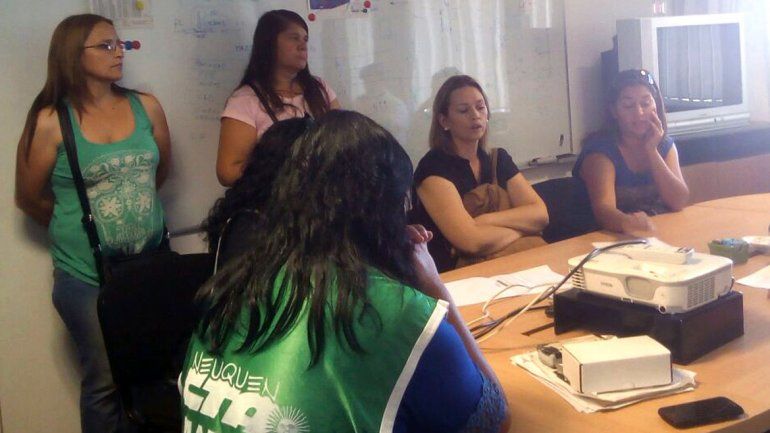 Lucía junto al gremio ATE durante el encuentro con funcionarios.