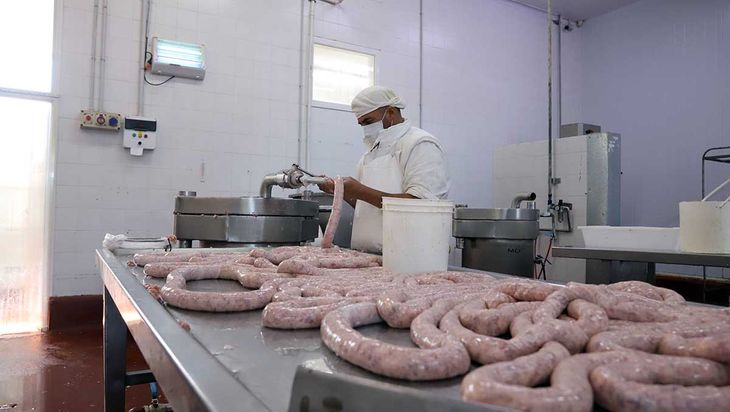 Granja El Amanecer en Cutral Có: porcicultura intensiva que conquista el desierto neuquino desde 1997. Granja El Amanecer en Cutral Có: porcicultura intensiva que conquista el desierto neuquino desde 1997.