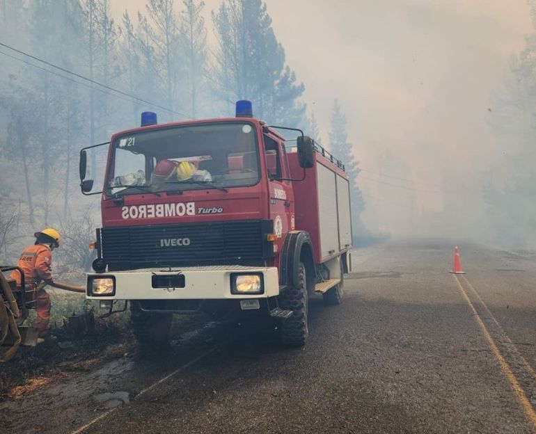 Bomberos de distintos destacamentos trabajan para extinguir el incendio en Epuyén.