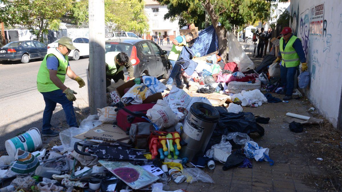 Josefina fue desalojada en calle Jujuy y la provincia afirma que no sabe cómo vuelve siempre a la calle.