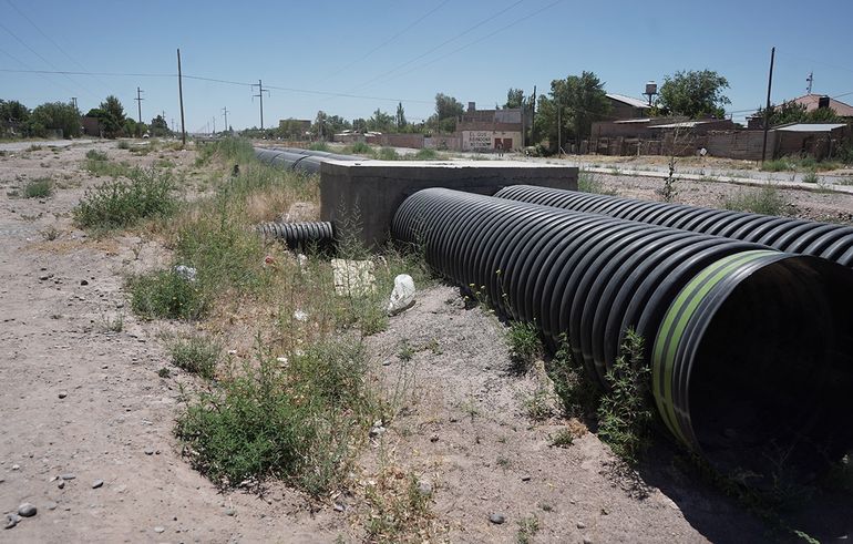 La obra de entubamiento quedó paralizada en Centenario. Es similar a la de la calle Necochea en Neuquén capital. Es obra pública financiada de Nación. La obra de entubamiento quedó paralizada en Centenario. Es similar a la de la calle Necochea en Neuquén capital. Es obra pública financiada de Nación.