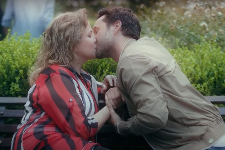 Con Lucía Galán se besuquearon en el video de la canción Cuando lo veo.