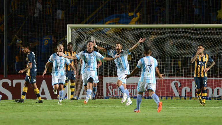 Con ropa prestada, un DT - presidente y gestos para mufar al rival, Sol de Mayo dio la sorpresa ante Central