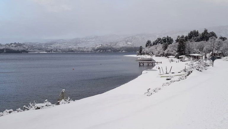 Villa Pehuenia se vistió de blanco: ¿se extiende la temporada invernal?