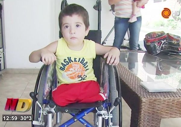 Ladrones dejaron a un nene sin sus piernas ortopédicas