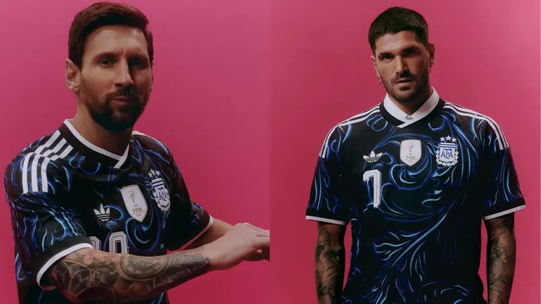 Messi y De Paul participaron del lanzamiento de la camiseta alternativa. Messi y De Paul participaron del lanzamiento de la camiseta alternativa.