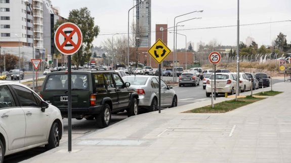 Con la Ciudad Judicial y la Legislatura, la calle Leloir recibe a centenares de automovilistas (izquierda). La restricción en la zona bancaria pocas veces es respetada por los conductores.