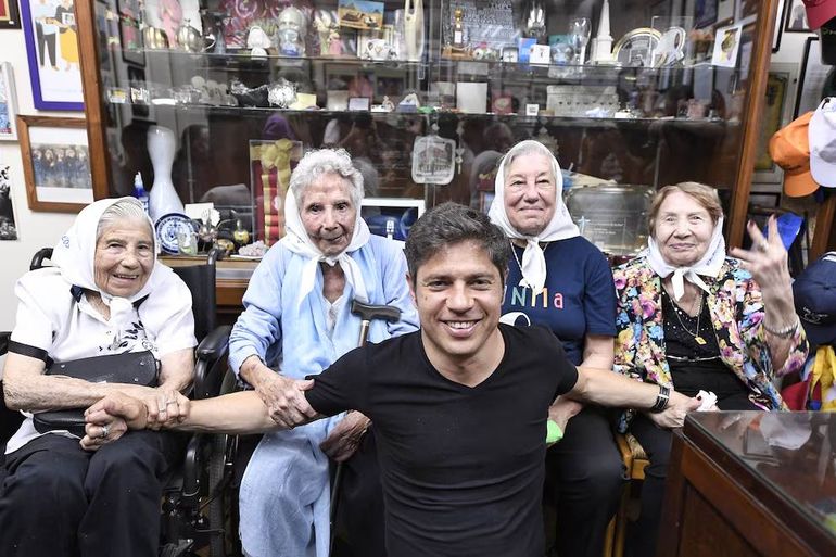 Axel Kicillof marchó en el Día de la Memoria y visitó la Casa de las Madres. Axel Kicillof marchó en el Día de la Memoria y visitó la Casa de las Madres.