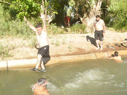La gente se refrescó como pudo y buscó un respiro en medio de tanto calor. La gente se refrescó como pudo y buscó un respiro en medio de tanto calor.
