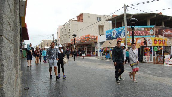 La gente se vio obligada a dejar la playa y recorrer los paseos comerciales.