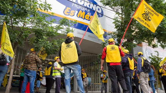 Uno de los tantos reclamos callejeros de los ex empleados de Saturno Hogar Cipolletti. Foto archivo LMC.