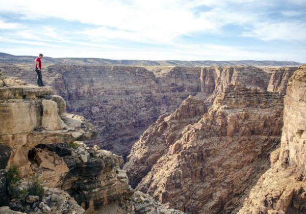 Equilibrista se arriesga a cruzar el Cañón del Colorado sin seguridad