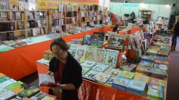 La Feria del Libro de Neuquén ya tiene las puertas abiertas. Durante dos semanas se transformará en una cita interesante para los lectores. Fue inaugurada oficialmente ayer por las autoridades.