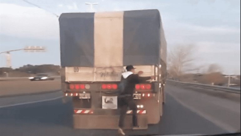 Video: abrió la caja de un camión en movimiento para robarle