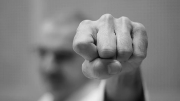 El violento fue acusado por tres delitos: lesiones leves, amenazas y abuso sexual simple. El violento fue acusado por tres delitos: lesiones leves, amenazas y abuso sexual simple.