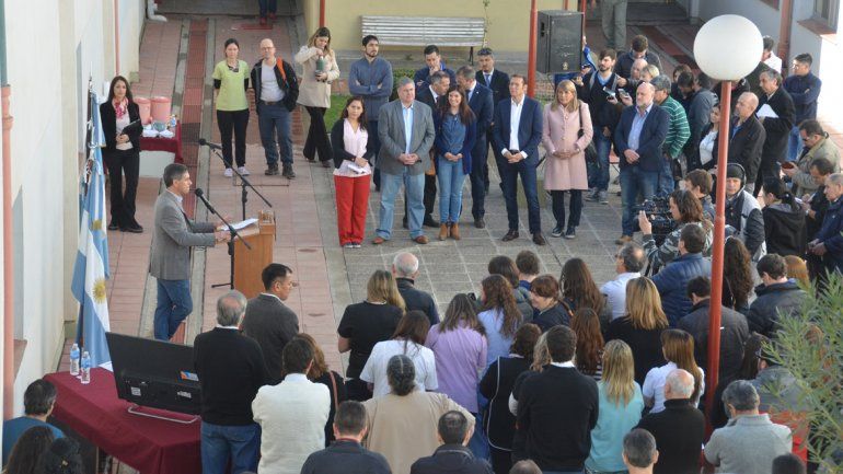 Autoridades de gobierno y profesionales de la salud