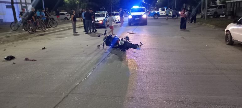 La moto sufrió severos daños. Personal de la División de Tránsito tomó intervención en el lugar y ahora se aguarda el informe de las pericias. La moto sufrió severos daños. Personal de la División de Tránsito tomó intervención en el lugar y ahora se aguarda el informe de las pericias.