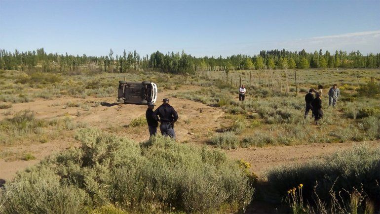 Misterio en Plaza Huincul: encontraron un auto volcado a orillas de la ruta sin ningún ocupante