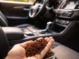 Colocar un puñado de café en el auto: los beneficios que tiene. Foto: IA Colocar un puñado de café en el auto: los beneficios que tiene. Foto: IA