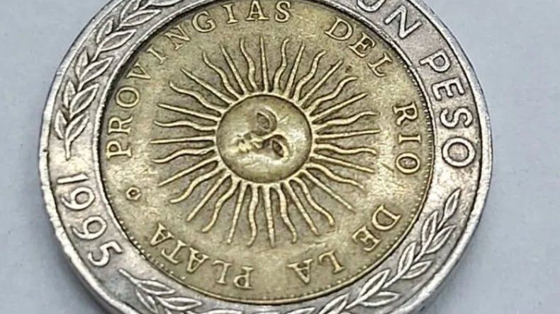 Por un error de ortografía, pagan en dólares por monedas de 1 peso
