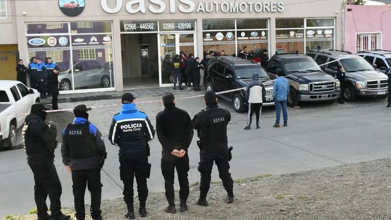 Policía de Santa Cruz en la concesionaria de Roberto Neil en Río Gallegos. Policía de Santa Cruz en la concesionaria de Roberto Neil en Río Gallegos.