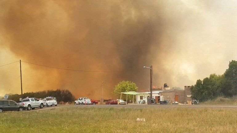 Defensa Civil coordina estrategias contra incendio en Belisle