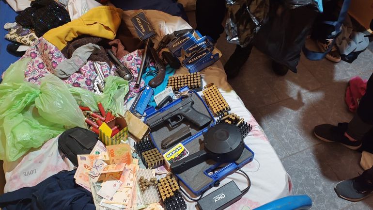 Armas y municiones secuestradas tras una serie de allanamientos por un enfrentamientos a tiros entre ambos bandos. Armas y municiones secuestradas tras una serie de allanamientos por un enfrentamientos a tiros entre ambos bandos.